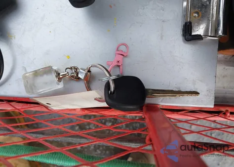 2005 Toyota Camry Xle z USA, uszkodzony, nr VIN 4T1BE30KX5U625255